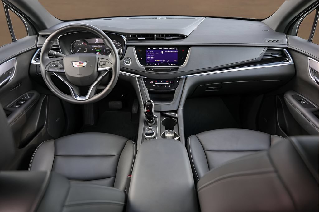 Used 2025 Cadillac XT6 Luxury w/ LPO, Bronce Accent Package FWD image 26