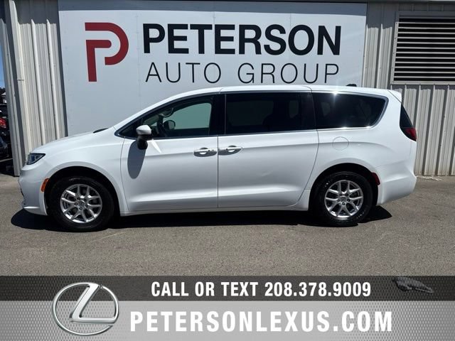 Used 2023 Chrysler Pacifica Touring-L FWD image 7