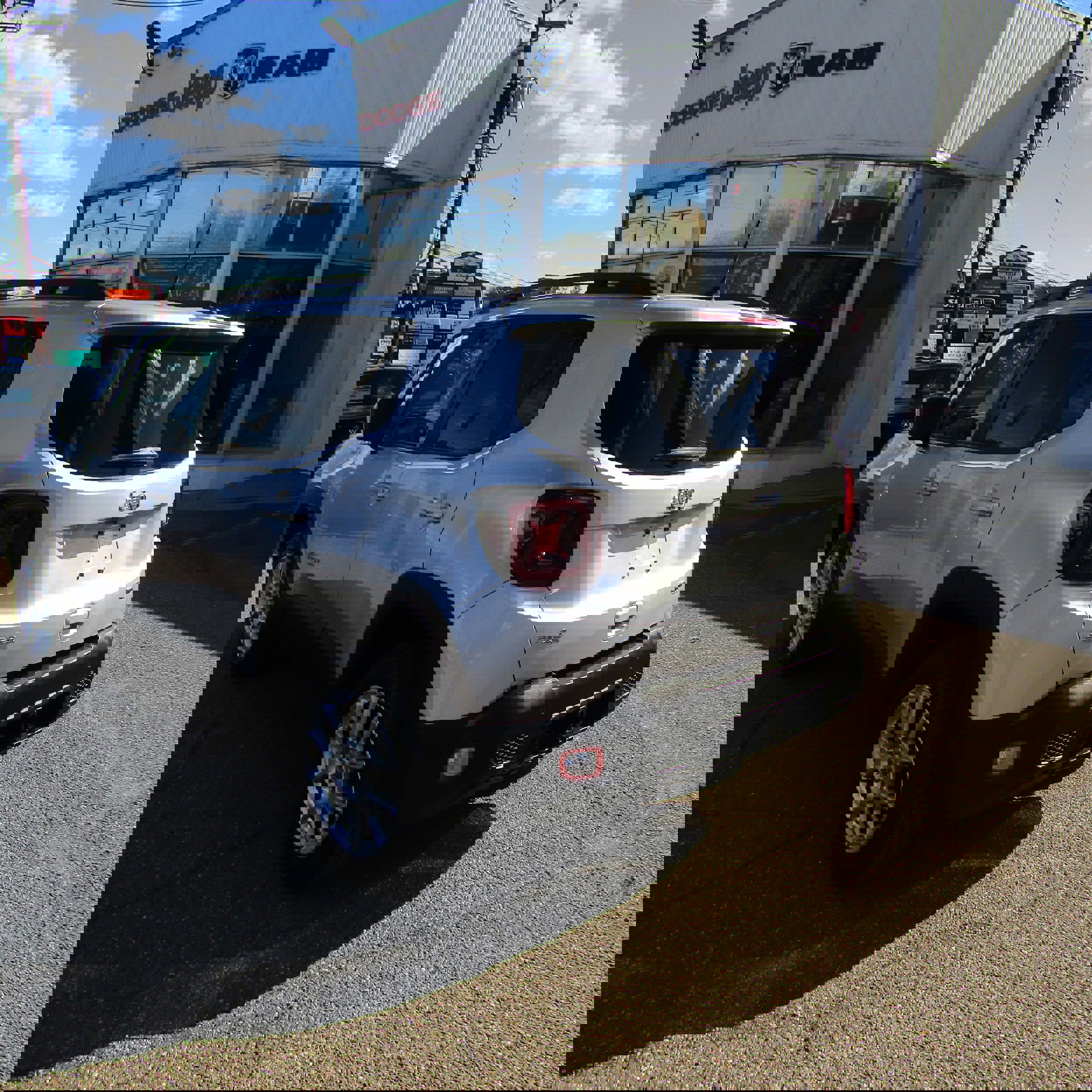 Used 2019 Jeep Renegade Latitude w/ UConnect 8.4 Nav Group image 8