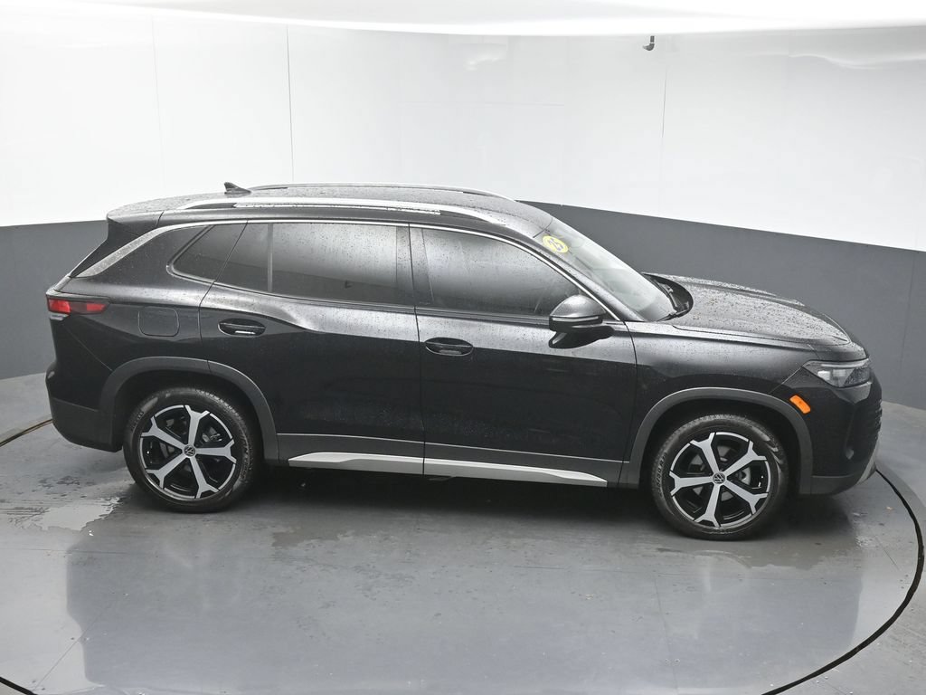 Used 2025 Volkswagen Tiguan SE FWD image 48