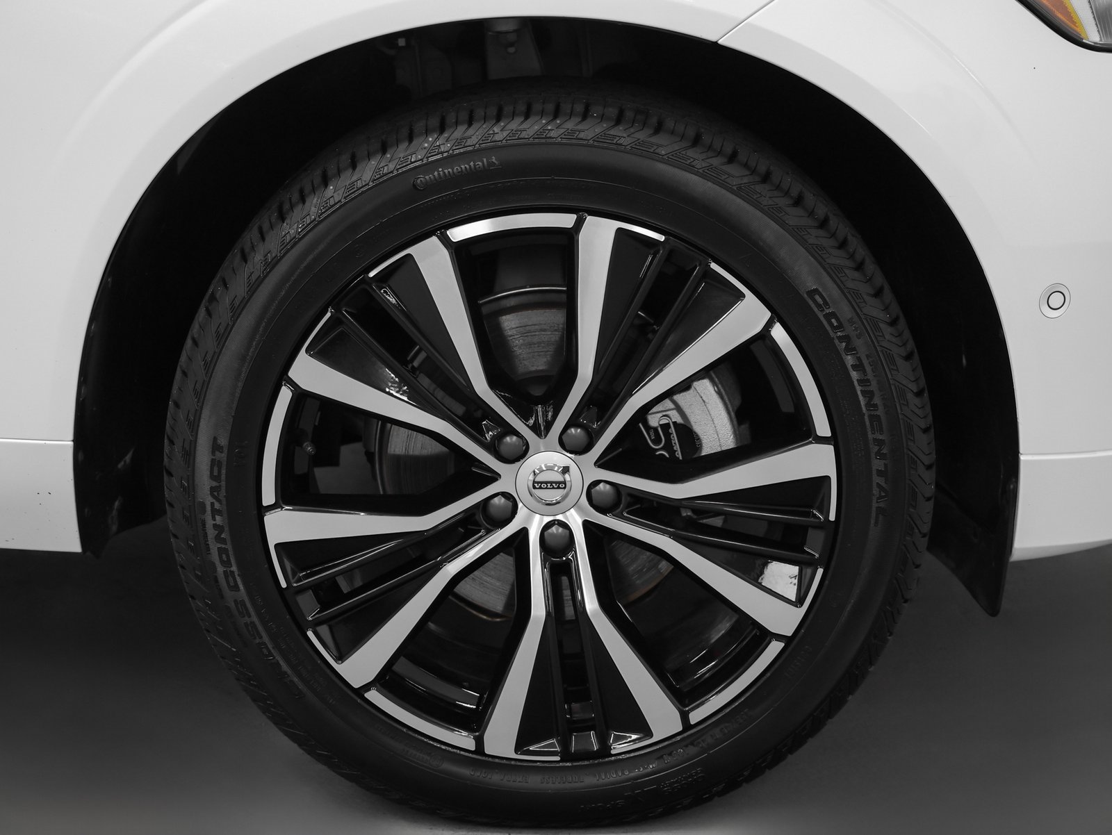 Used 2025 Volvo XC60 B5 Plus w/ Protection Package Premier image 16