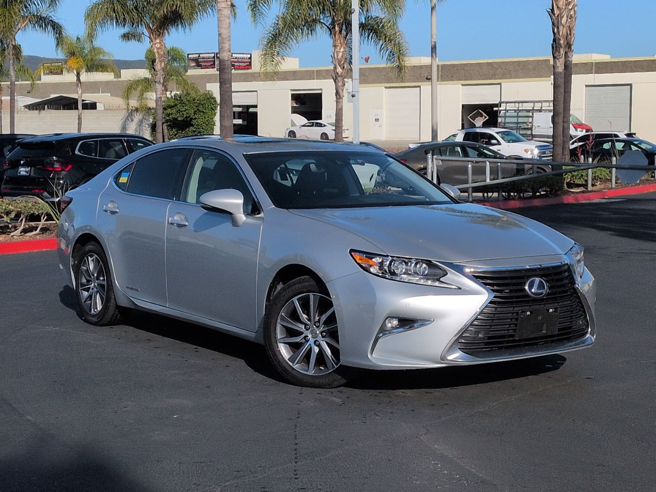 Used 2018 Lexus ES 300h w/ Navigation Package FWD image 2
