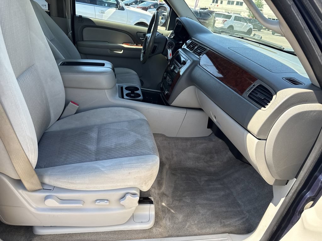 Used 2009 Chevrolet Avalanche LT w/ Convenience Package #1 AWD/4WD image 12