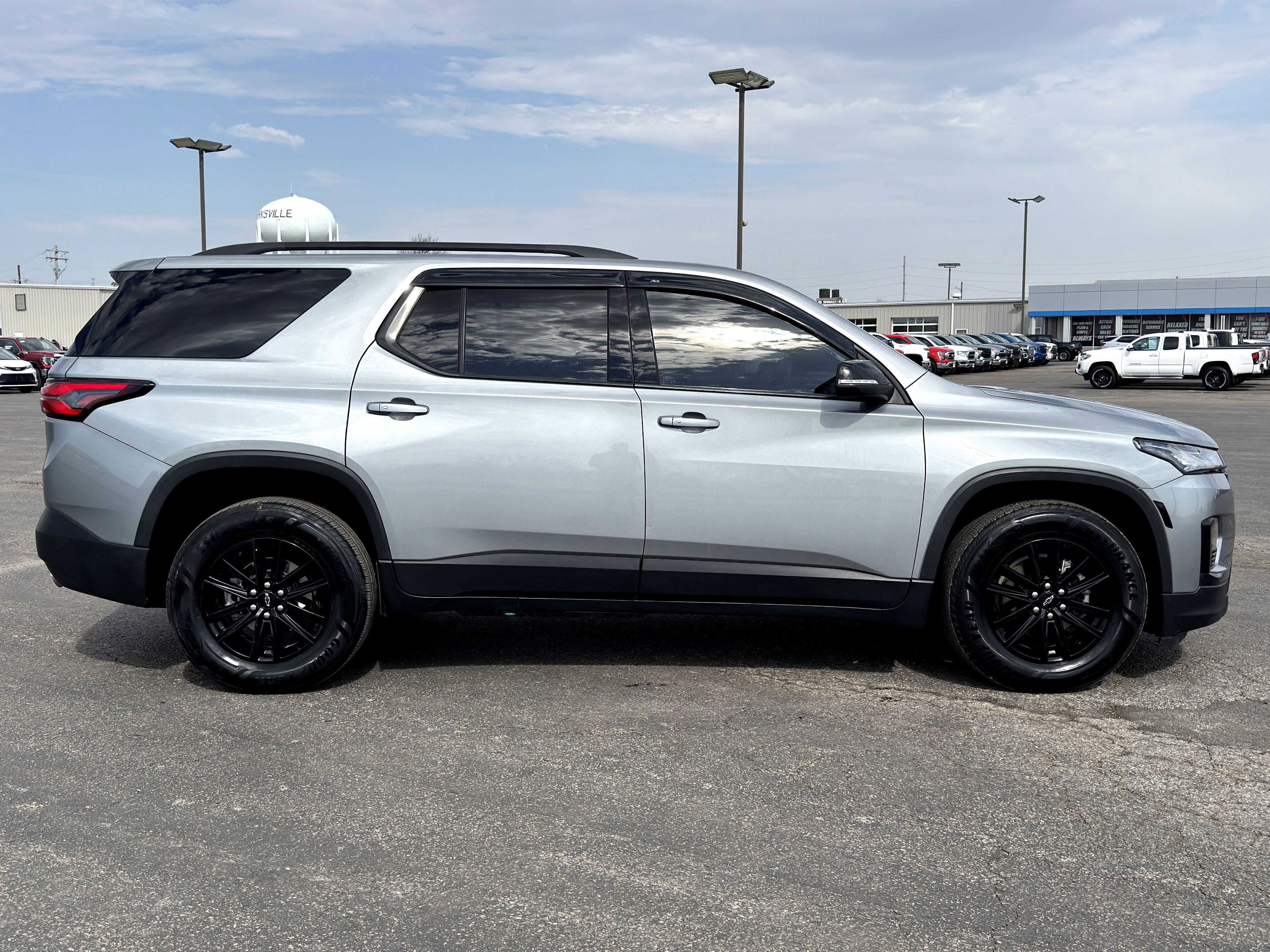 Used 2023 Chevrolet Traverse LT image 2