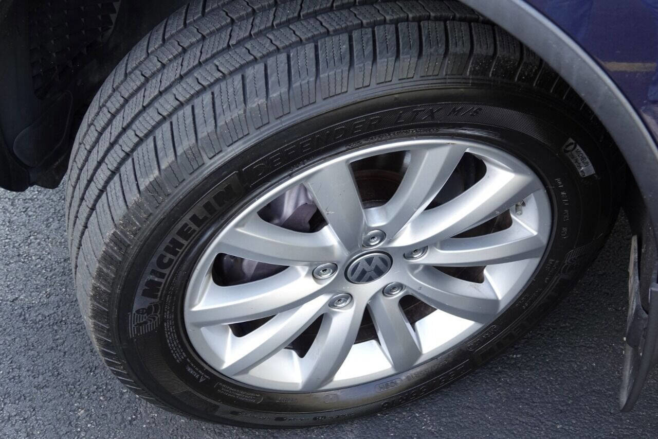 Used 2012 Volkswagen Touareg Sport image 91