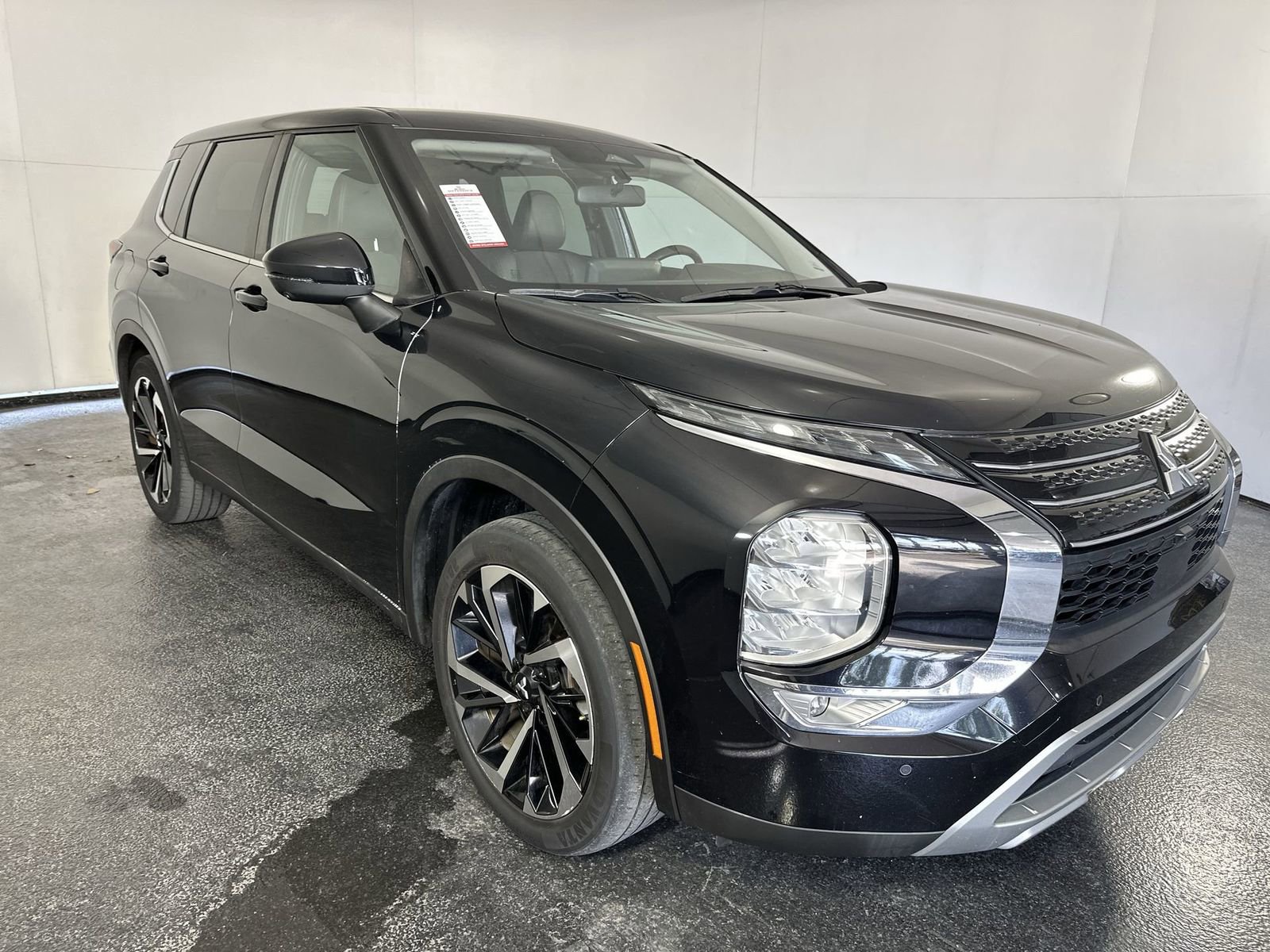 Used 2022 Mitsubishi Outlander SE image 2