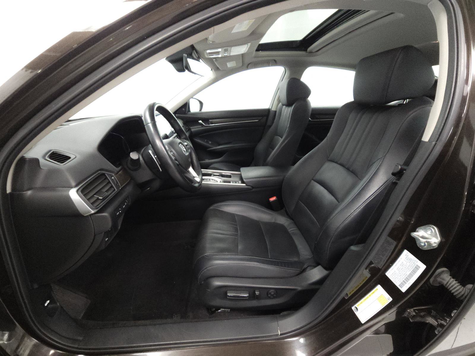 Used 2018 Honda Accord Touring image 4