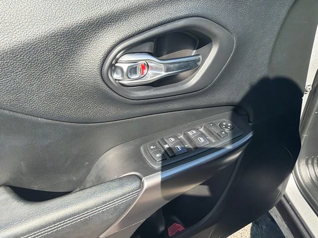 Used 2020 Jeep Cherokee Latitude FWD image 18