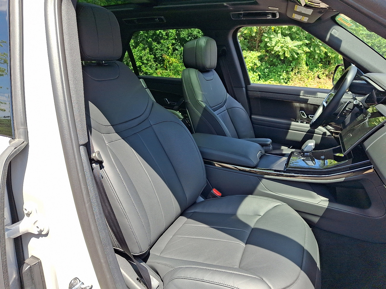 Used 2025 Land Rover Range Rover Sport SE image 3