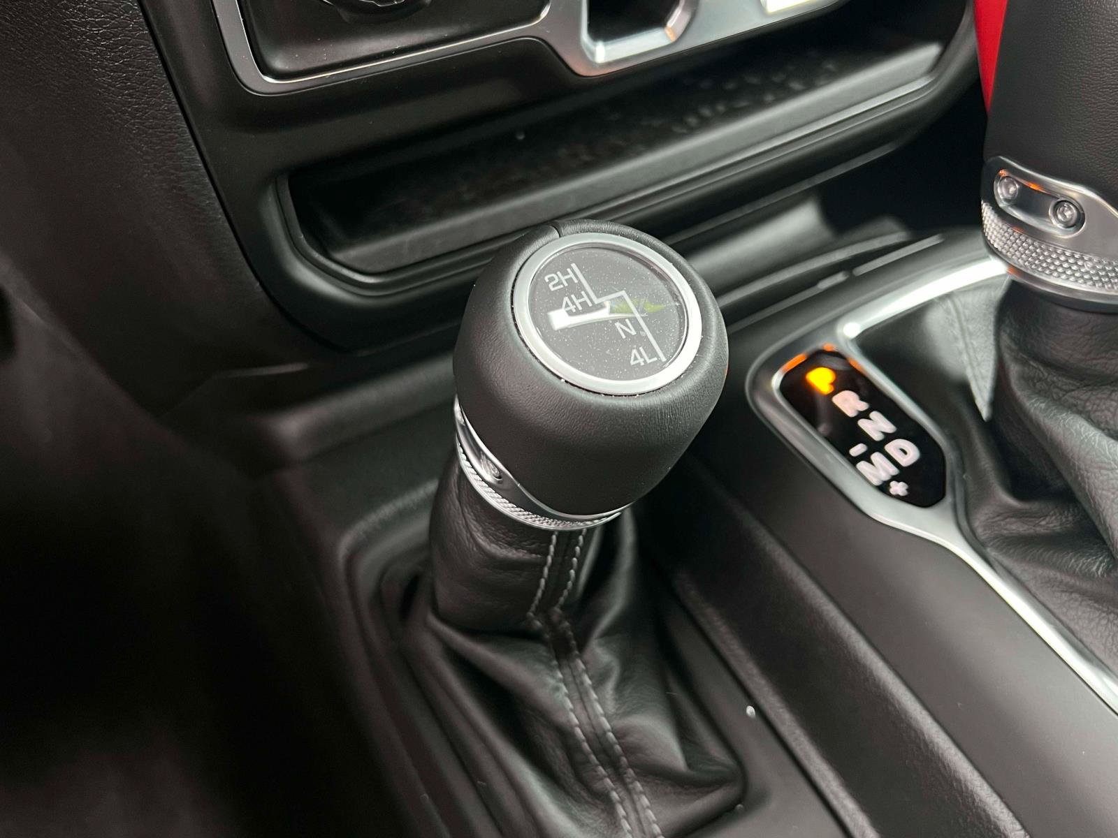 Used 2025 Jeep Gladiator Sport AWD/4WD image 9