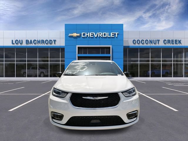 Used 2024 Chrysler Pacifica Touring FWD image 3