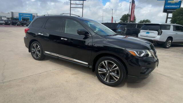 Used 2017 Nissan Pathfinder Platinum w/ Family Entertainment Package AWD/4WD image 2