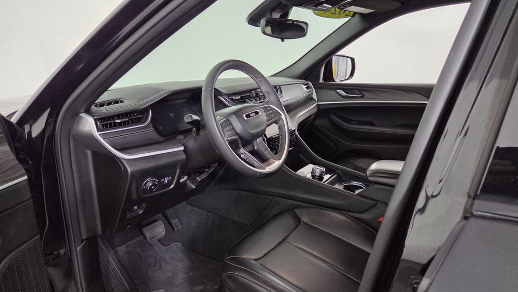 Used 2024 Jeep Grand Cherokee Limited w/ Black Appearance Package AWD/4WD image 18