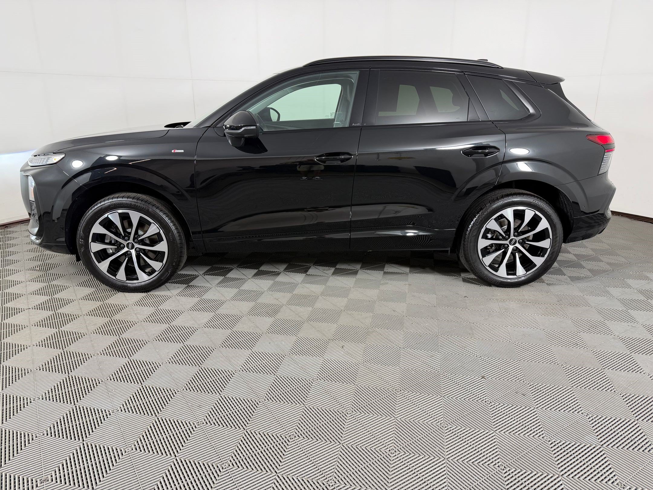 New 2026 Audi Q3 quattro 2.0T AWD/4WD image 2