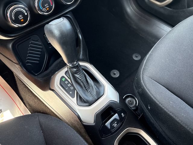 Used 2017 Jeep Renegade Latitude FWD image 18