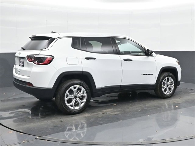 Used 2025 Jeep Compass Sport image 4