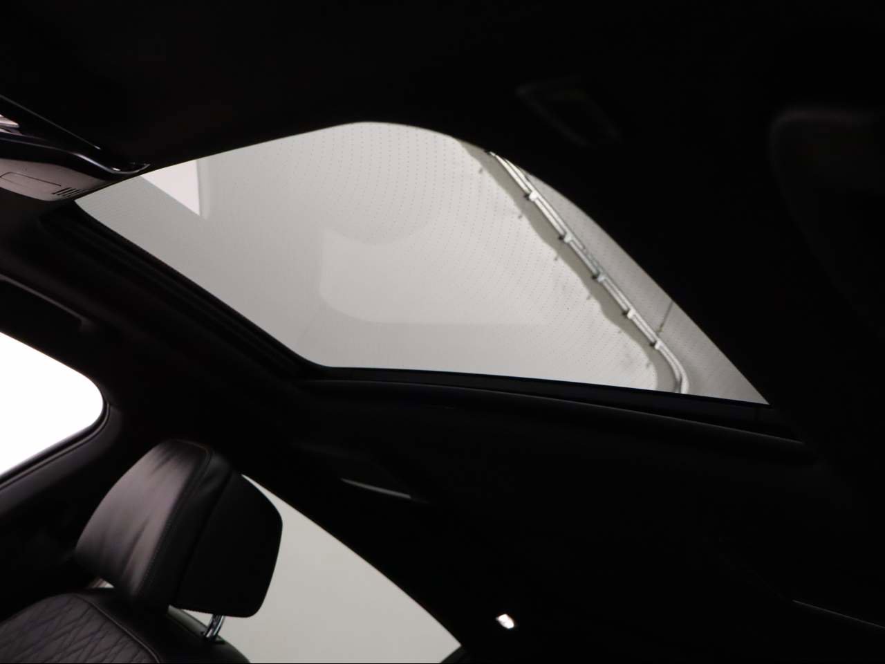 Used 2022 BMW 750i xDrive w/ Executive Package image 21