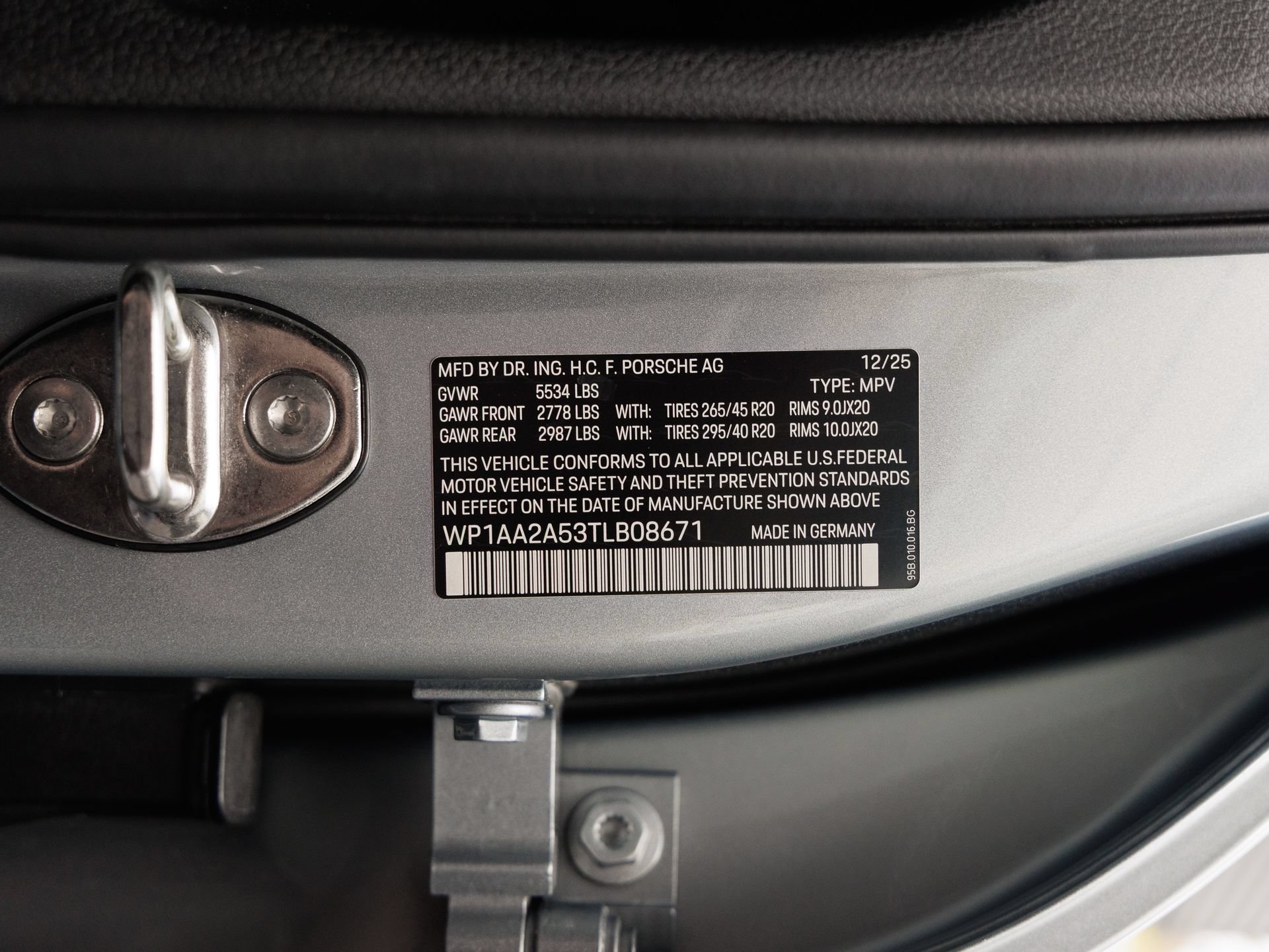 Certified 2026 Porsche Macan AWD/4WD image 40