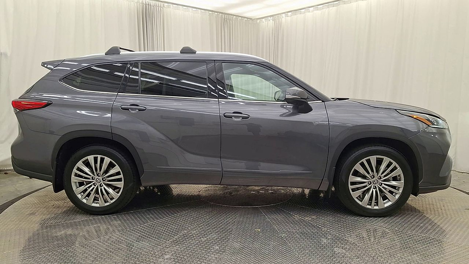 Used 2022 Toyota Highlander Platinum AWD/4WD image 6