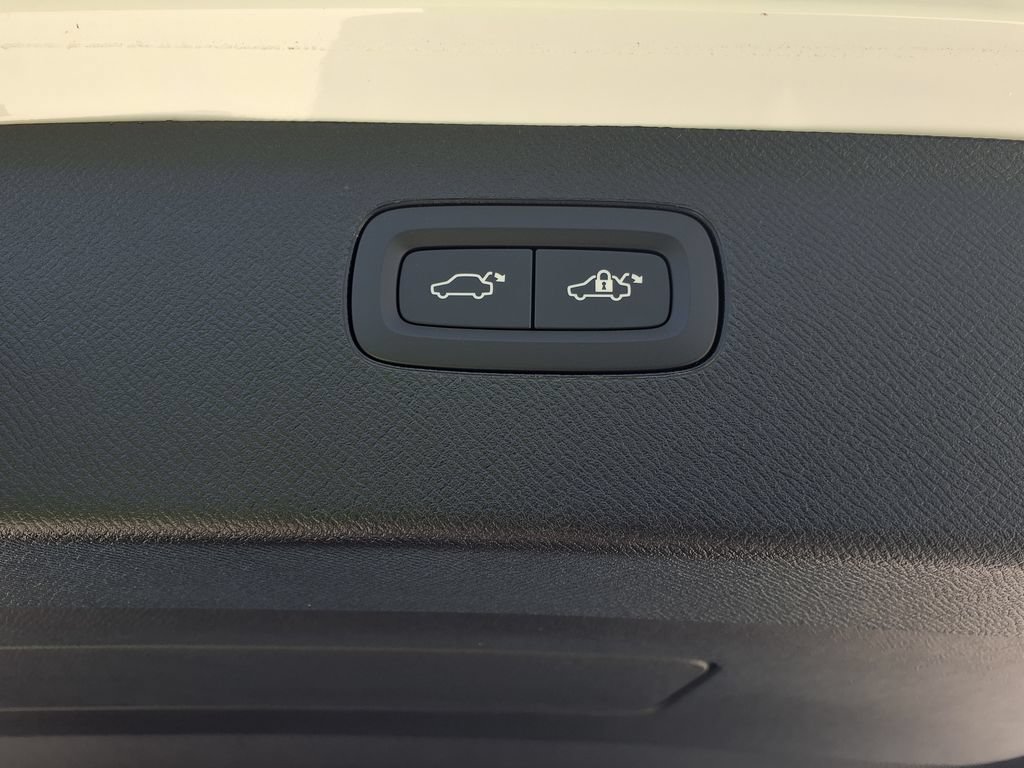 New 2026 Volvo XC90 T8 Plus w/ Protection Package Premier AWD/4WD image 13