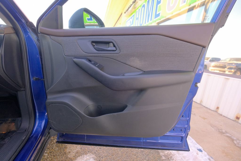 Used 2023 Nissan Rogue S image 17