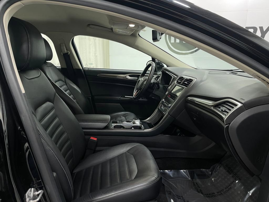 Used 2017 Ford Fusion SE w/ Fusion SE Technology Package image 28