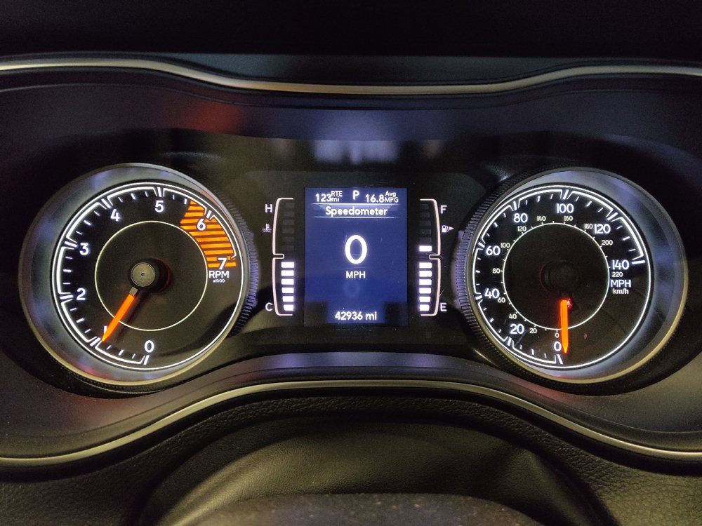 Used 2019 Jeep Cherokee Latitude Plus AWD/4WD image 23