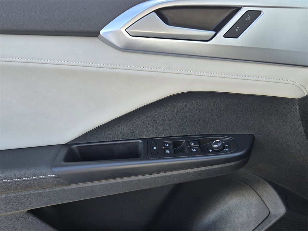 Certified 2025 Volkswagen Taos SE w/ Panoramic Sunroof Package image 28