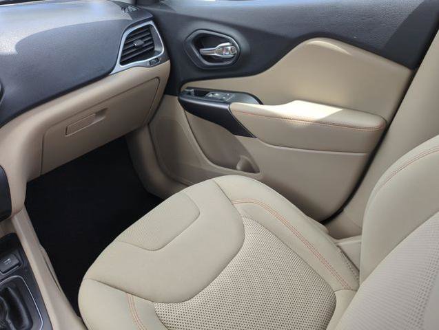 Used 2019 Jeep Cherokee Latitude w/ Popular Appearance Group FWD image 27