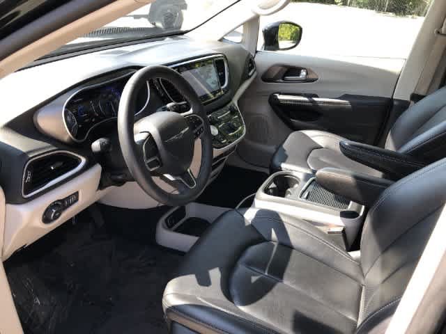 Certified 2024 Chrysler Pacifica Touring-L FWD image 11