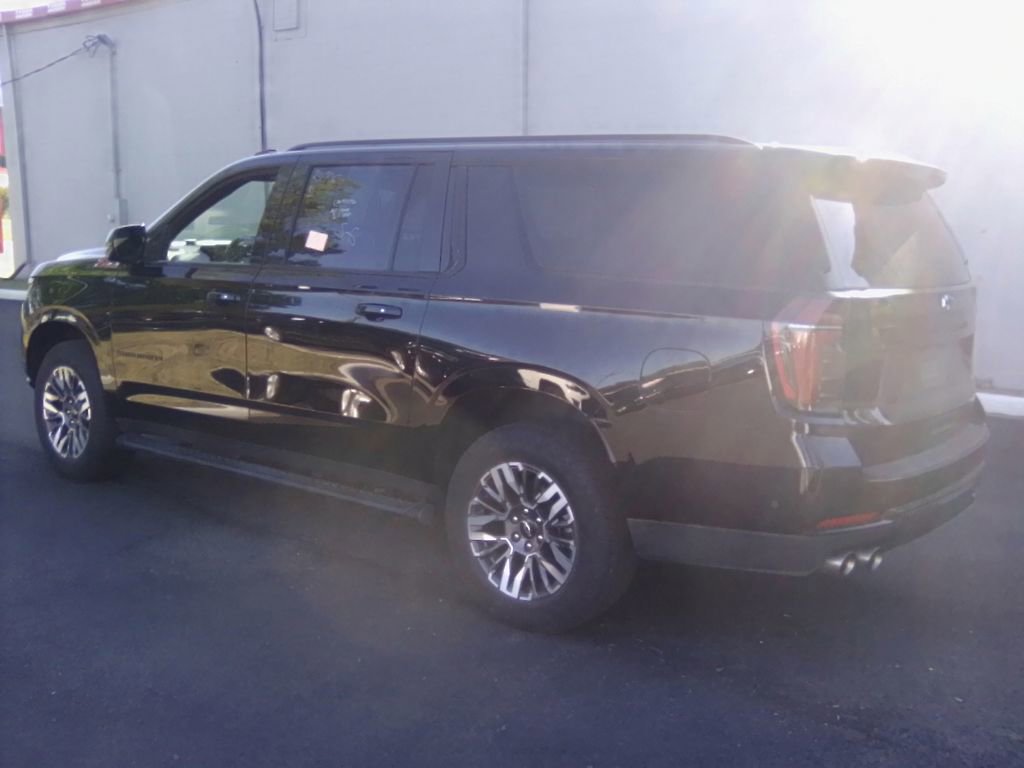 Used 2025 Chevrolet Suburban Z71 AWD/4WD image 8