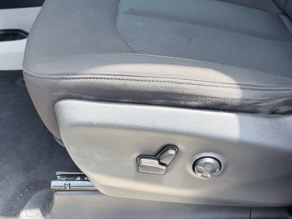 Used 2022 Chrysler Voyager LX FWD image 22