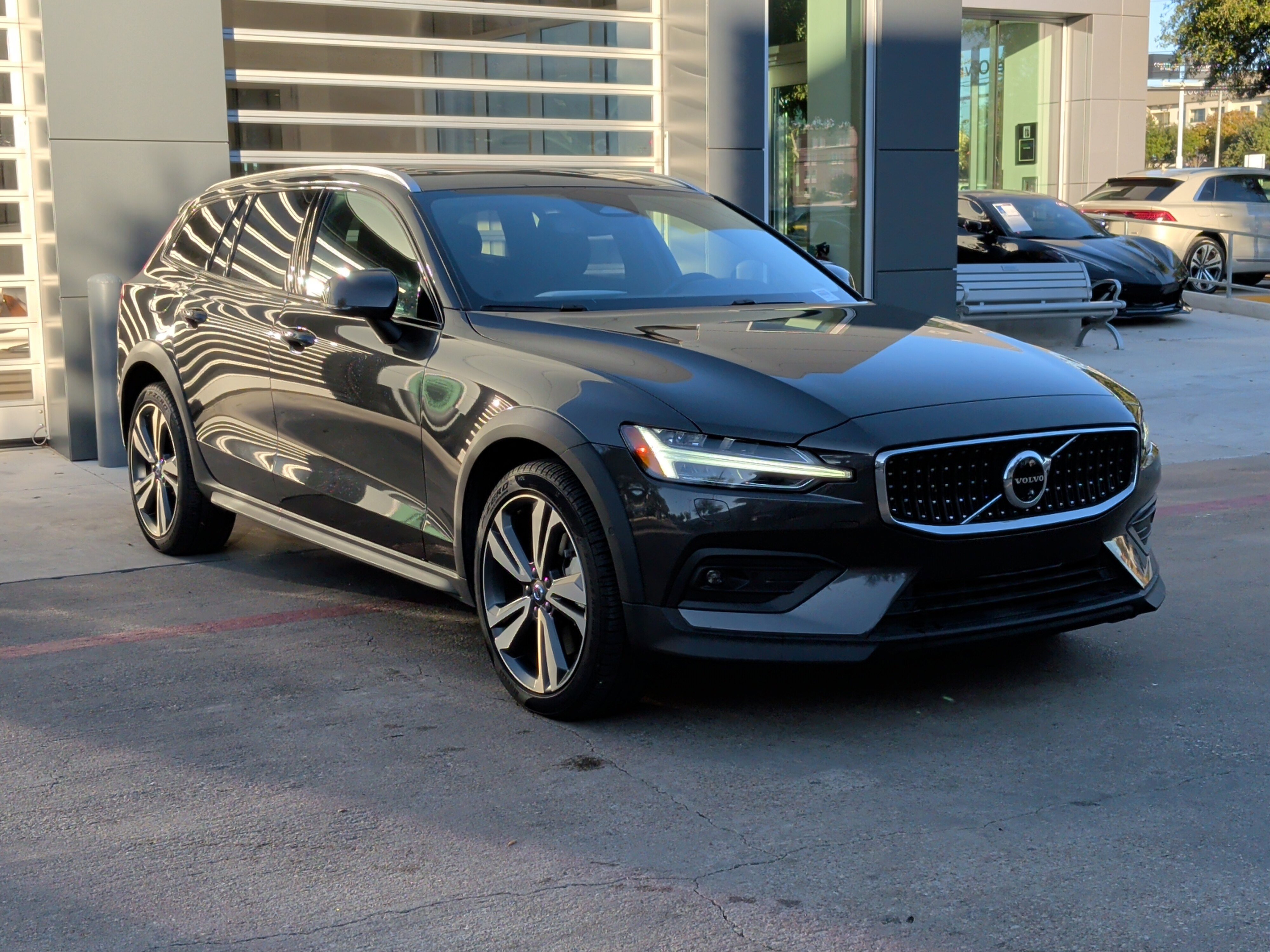 Used 2025 Volvo V60 B5 Cross Country Plus image 2