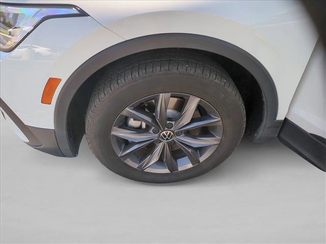 Used 2023 Volkswagen Tiguan SE w/ Panoramic Sunroof Package FWD image 25