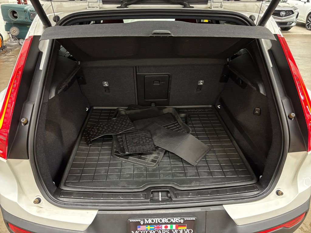 Used 2019 Volvo XC40 T4 Momentum image 16