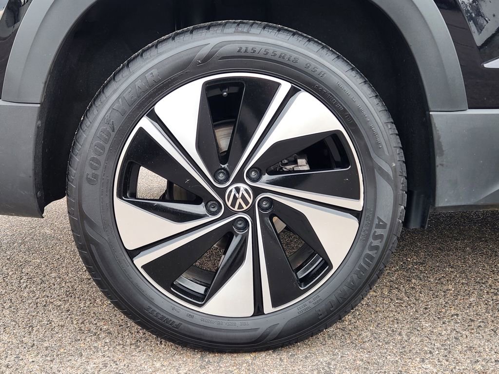 Certified 2024 Volkswagen Taos SE image 15