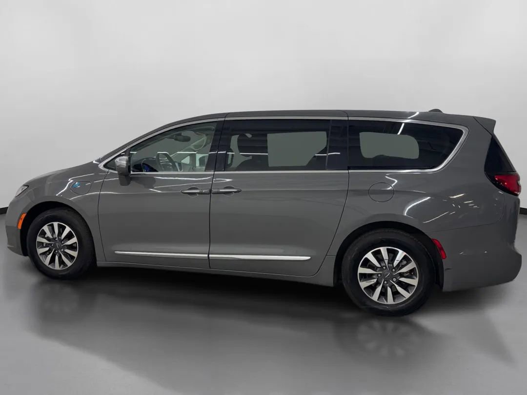Used 2022 Chrysler Pacifica Limited w/ Uconnect Theater Family Group FWD image 5