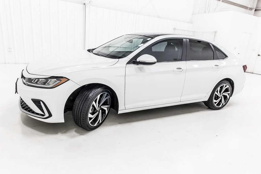 Used 2025 Volkswagen Jetta SEL FWD image 4
