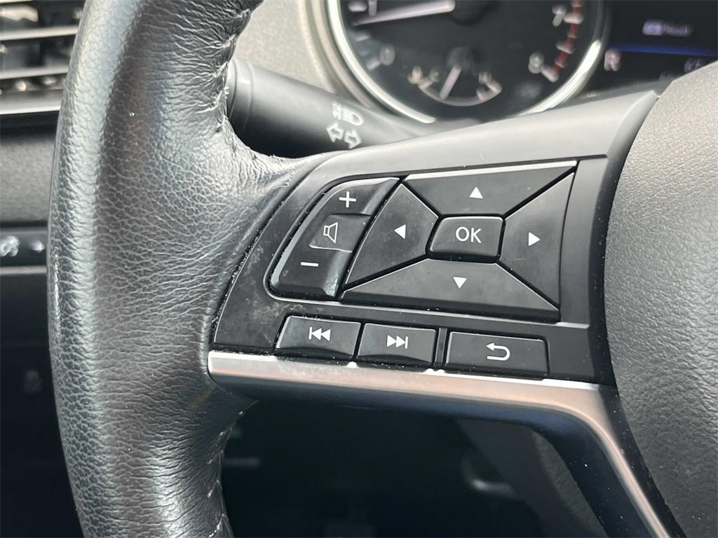 Used 2018 Nissan Rogue SV image 25