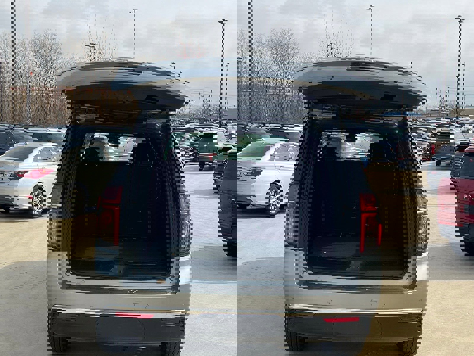 Used 2024 Chevrolet Suburban LT image 15