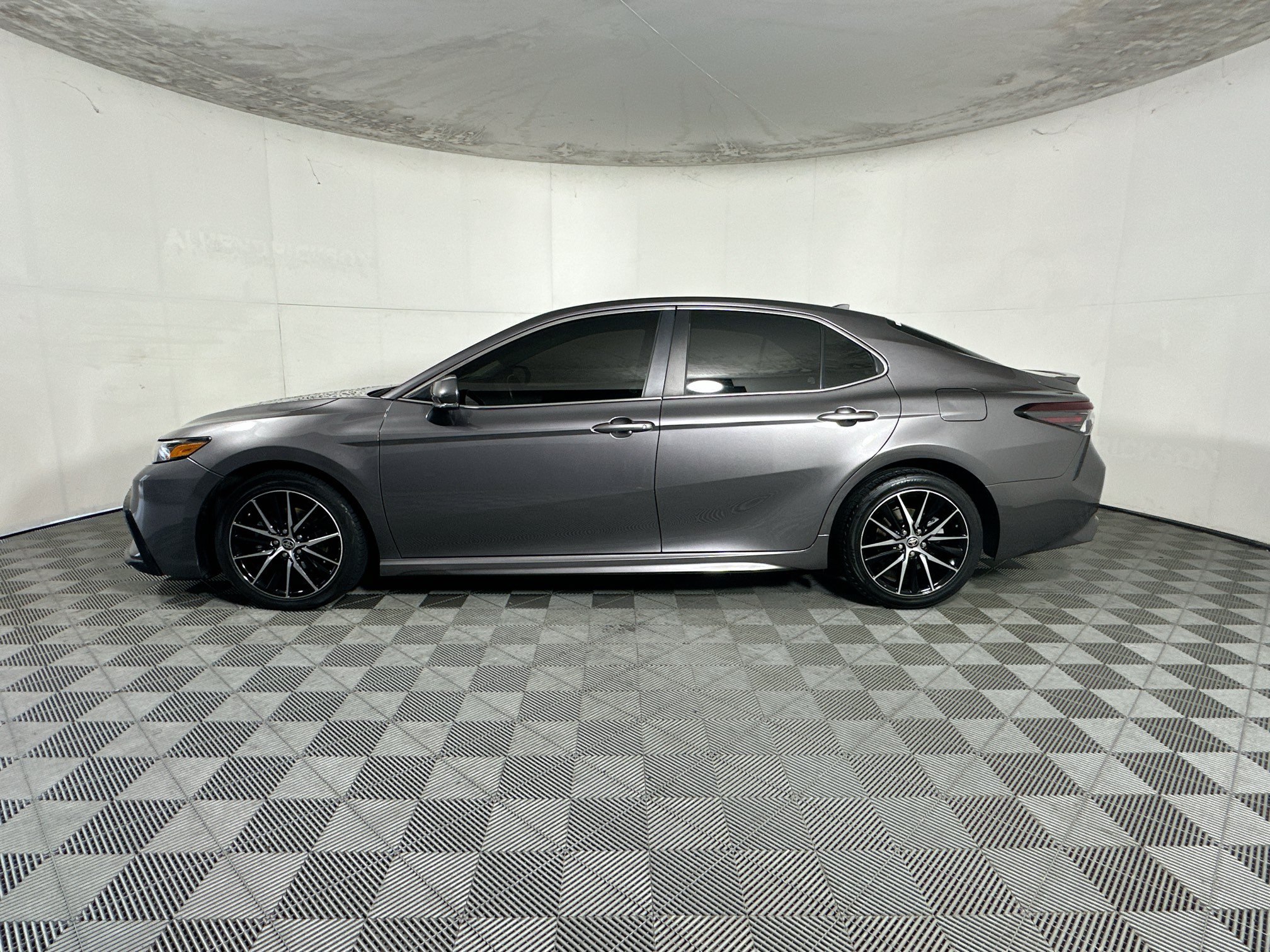 Used 2023 Toyota Camry SE FWD image 6