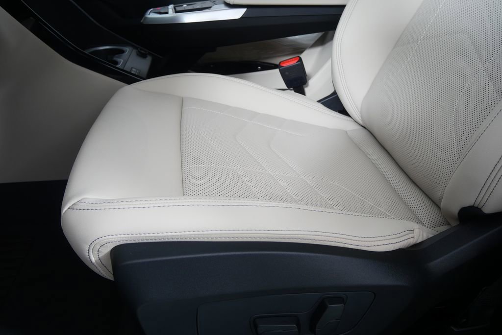 Used 2025 BMW X1 xDrive28i AWD/4WD image 9