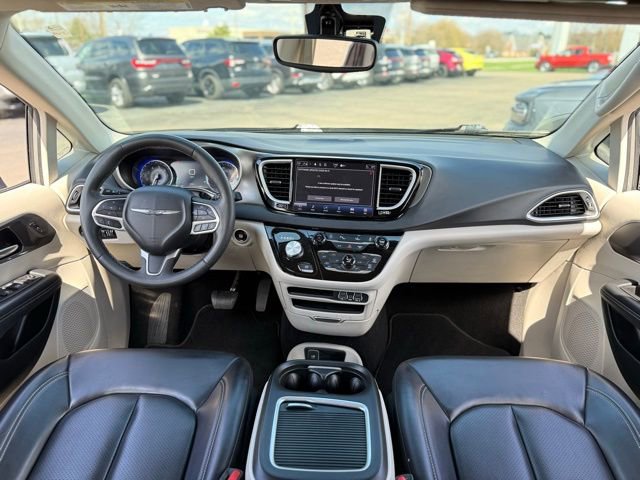 Used 2023 Chrysler Pacifica Touring-L FWD image 2