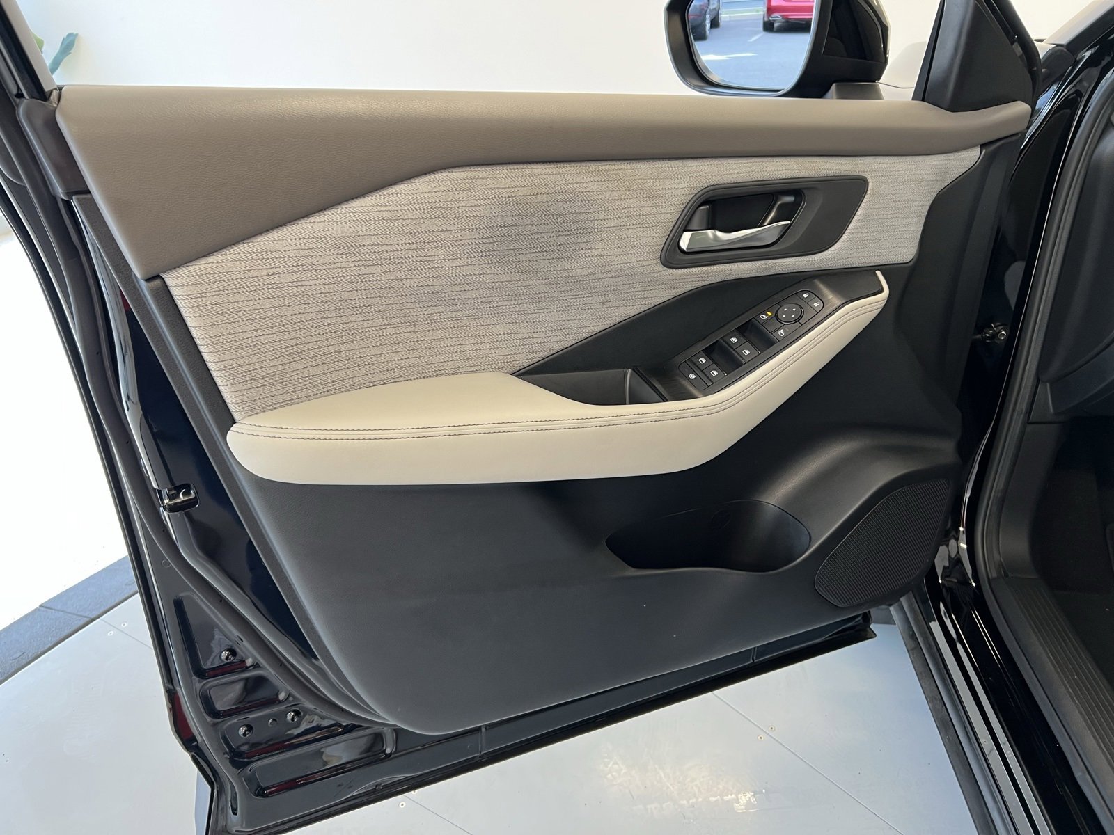 Used 2023 Nissan Rogue SV image 26