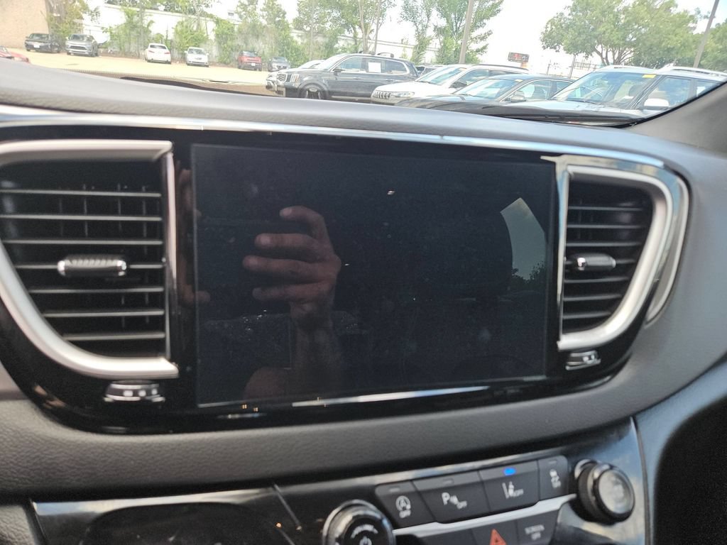 Used 2025 Chrysler Pacifica Select FWD image 20