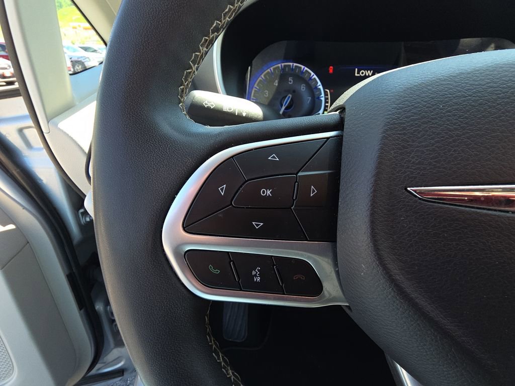 Used 2023 Chrysler Pacifica Touring-L FWD image 18