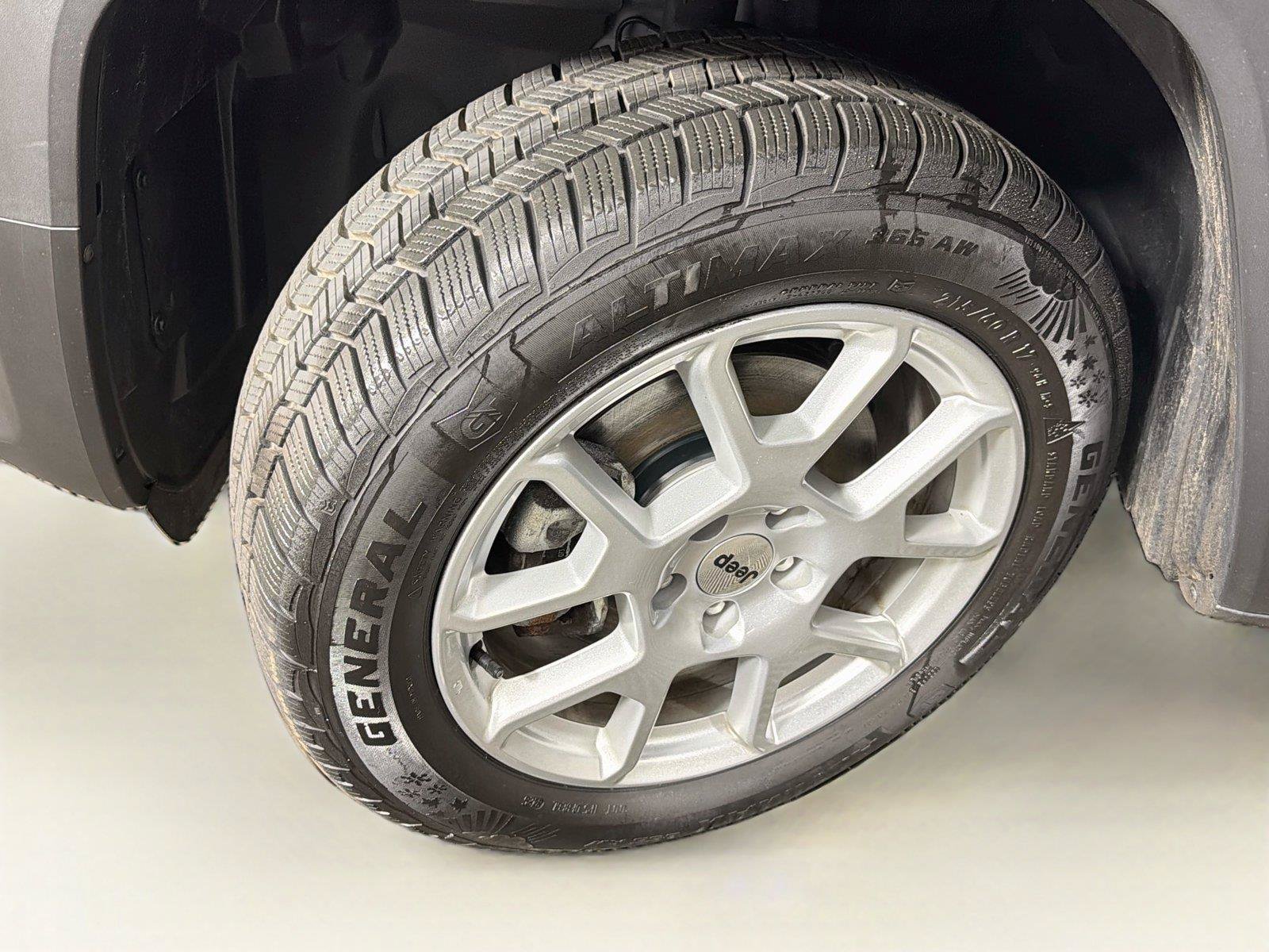 Used 2022 Jeep Renegade Latitude AWD/4WD image 36