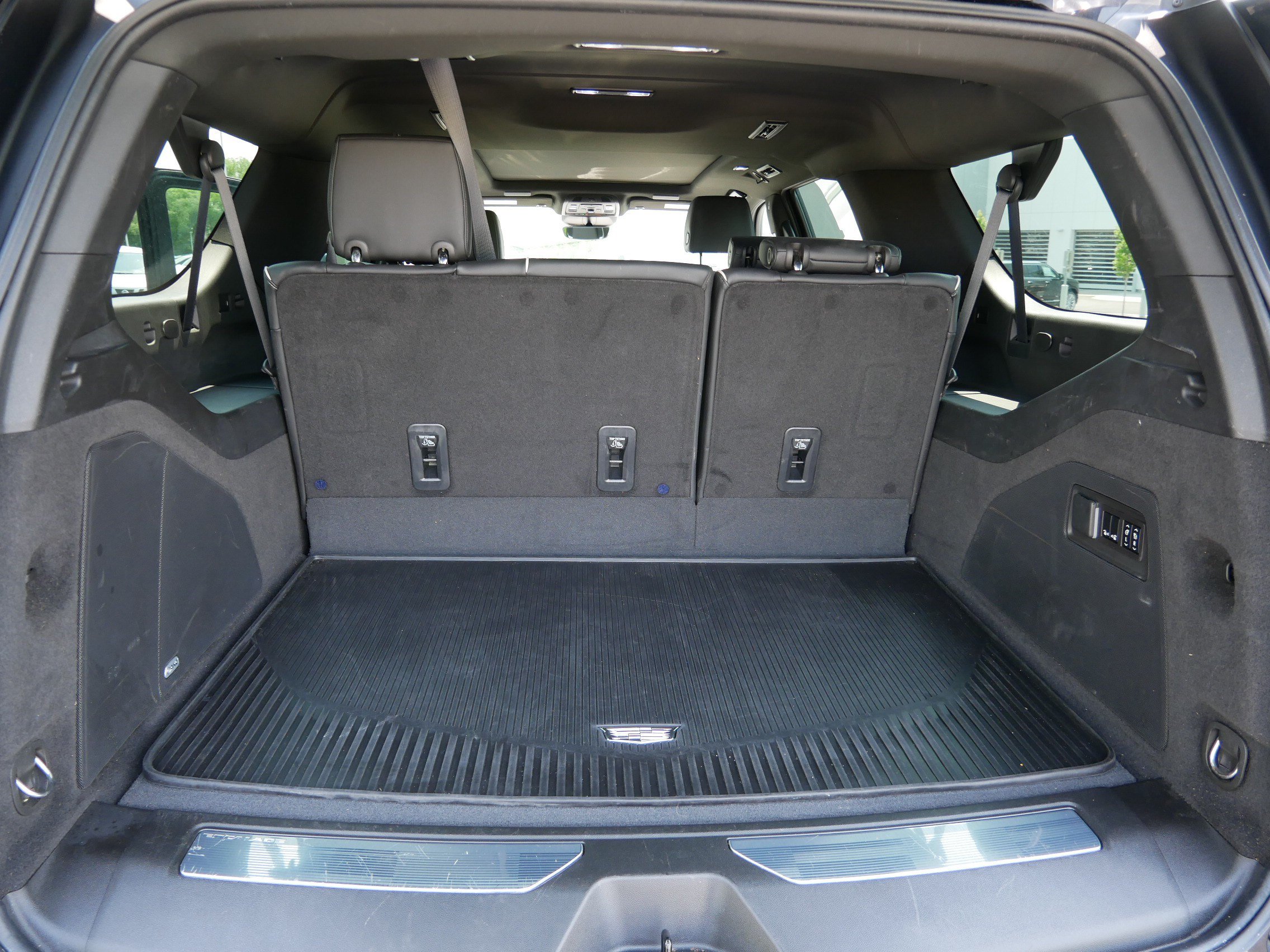 Certified 2023 Cadillac Escalade ESV Premium Luxury w/ Performance Package AWD/4WD image 16