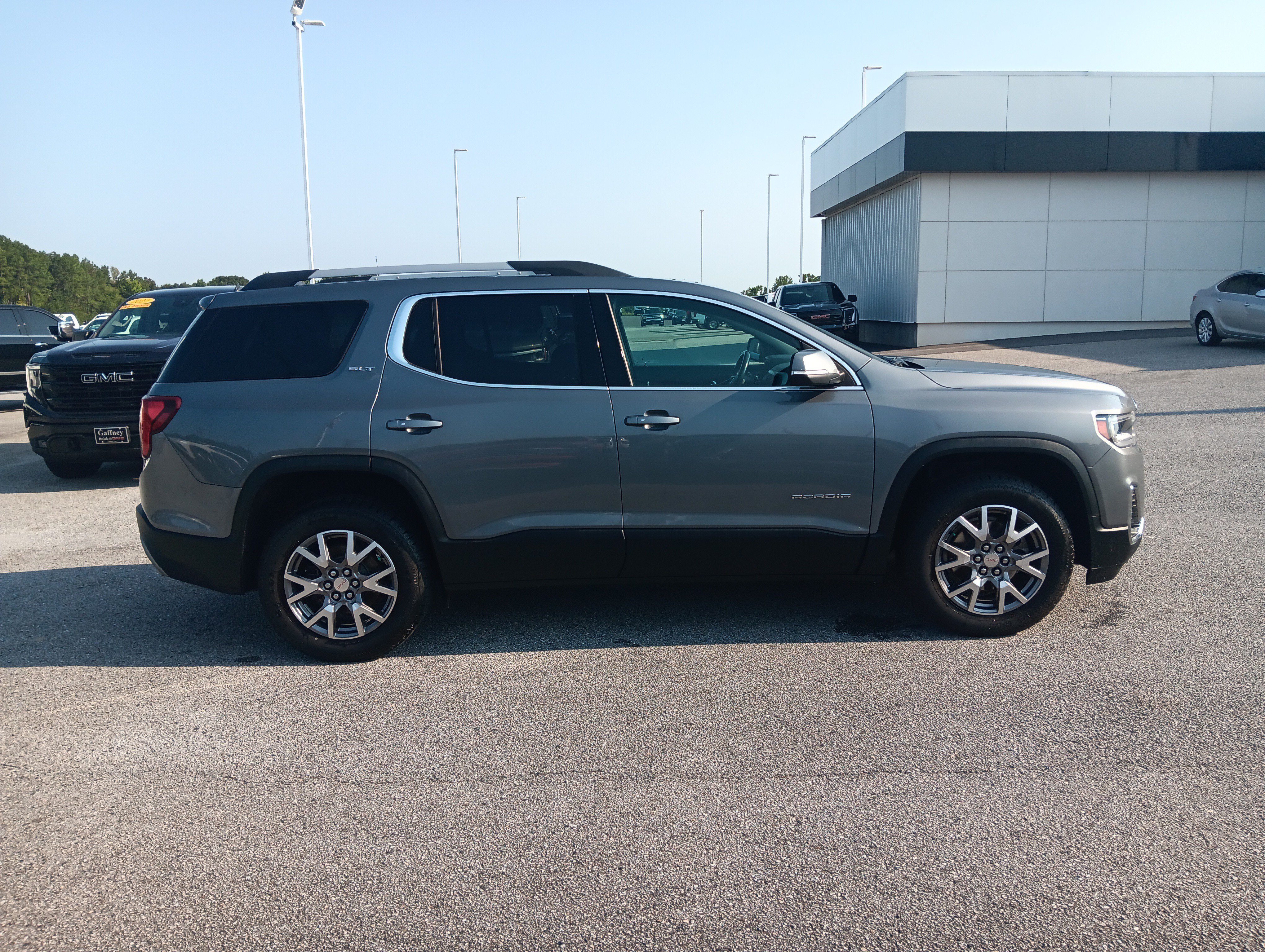 Used 2020 GMC Acadia SLT w/ Trailering Package FWD image 6