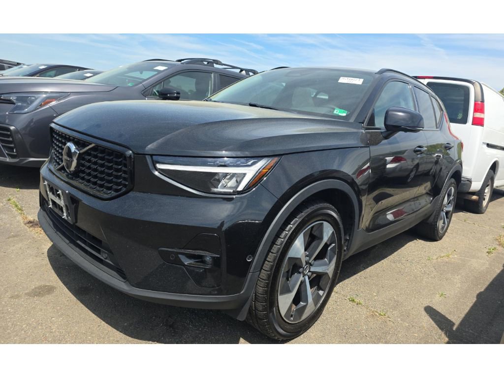 Used 2023 Volvo XC40 B4 Ultimate FWD image 1